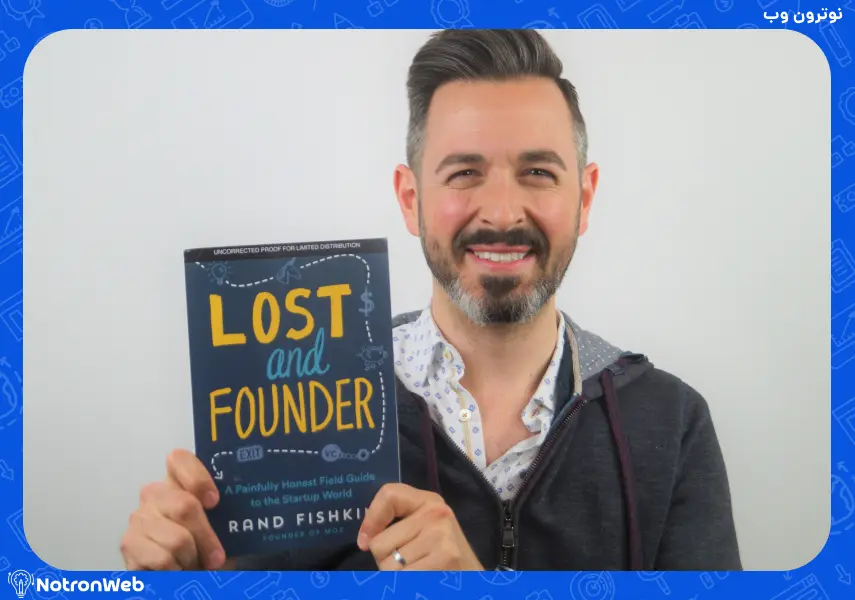 کتاب Lost and Founder در دست Rand Fiskin 